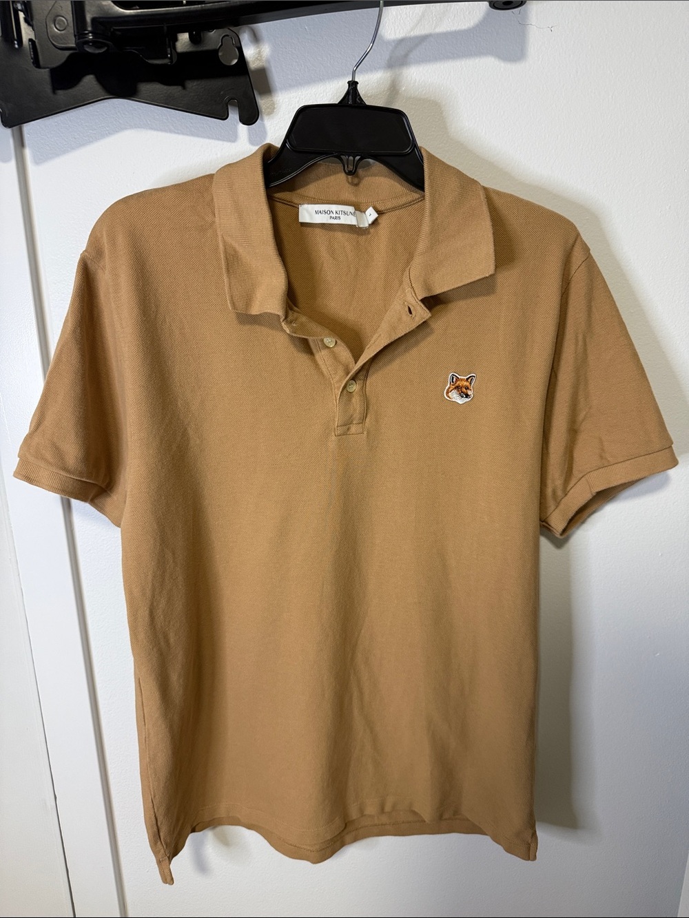 MAISON KITSUNE Men’s Fox Patch Polo Shirt in Camel